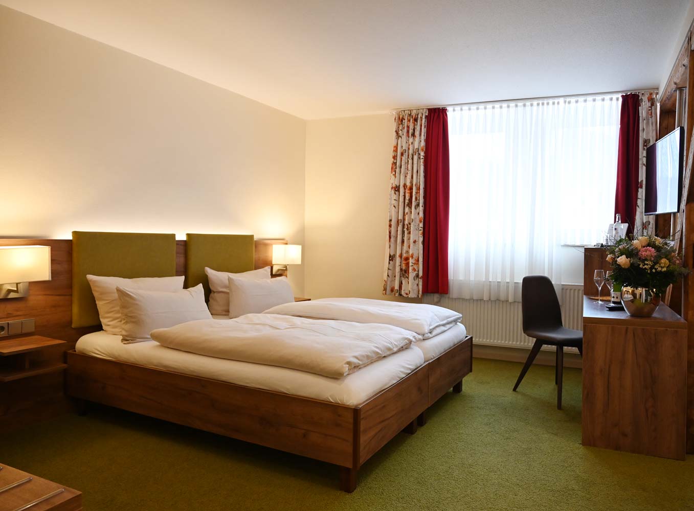 Gutbürgerliches Doppelzimmer im Hotel Schmidt am Markt in Meppen. Warme Atmosphäre, komfortable Ausstattung und zentrale Lage am Marktplatz.